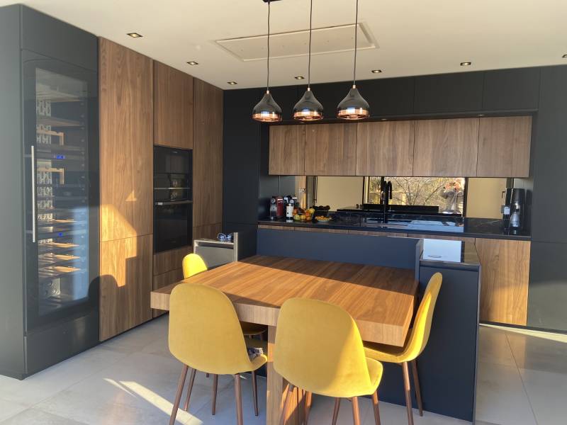 Réalisation d'une cuisine italienne sans poignée à Mandelieu : élégance et fonctionnalité réunies