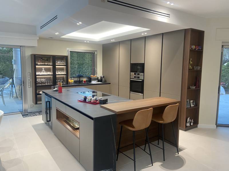 Réalisation d'une cuisine équipée moderne avec ilot central à Antibes