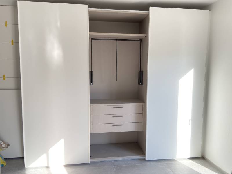 Installation d'un dressing à portes coulissantes à Nice 06